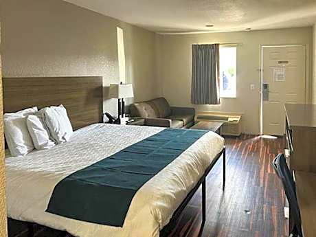 1 King Bed | Mobility Accessible RI Shower Nsmk