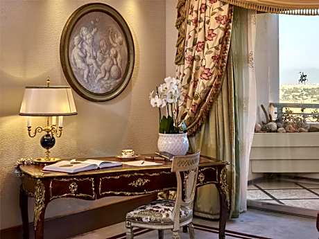 Corner Suite with Rome View