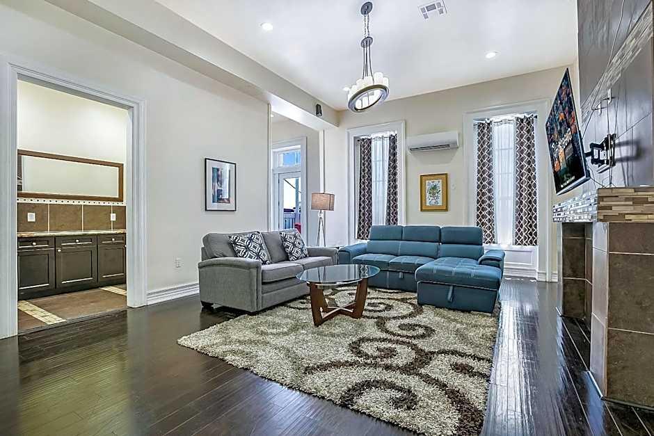 Stylish 4BR condo in Downtown by Hosteeva