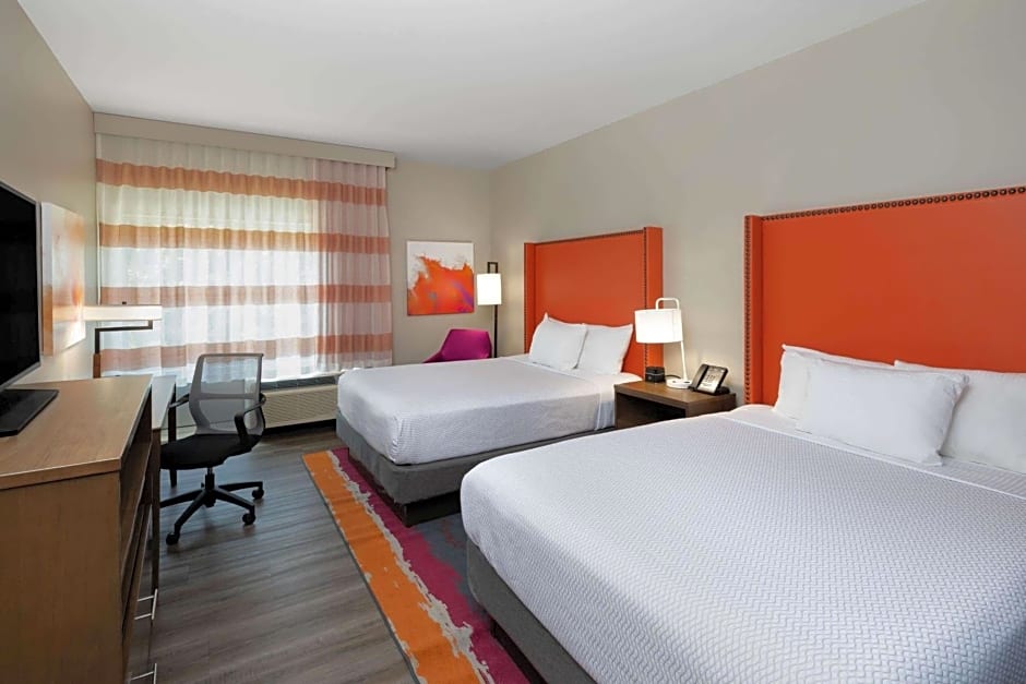 La Quinta Inn & Suites by Wyndham Greensboro Airport