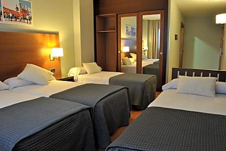Family Room (2 Adults + 2 Children)