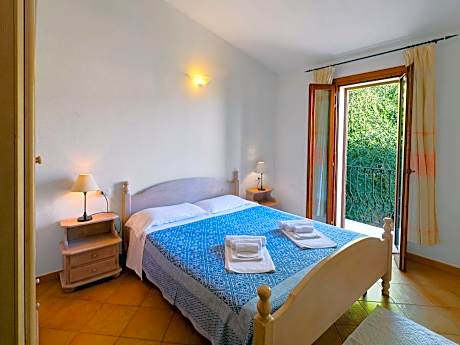 One-Bedroom Apartment with Terrace or Balcony (4 People)