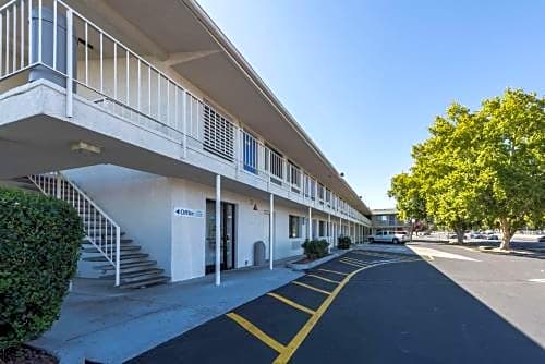 Motel 6 Reno - Virginia Plumb – Reno, NV