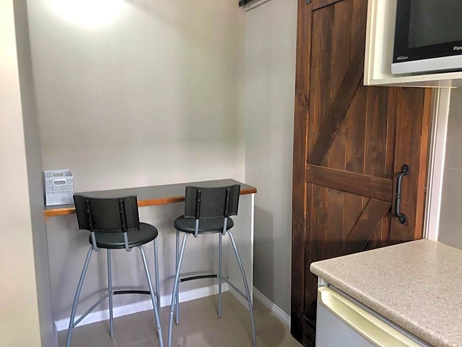 Chanticleer Gardens Barn cottage with a Pool