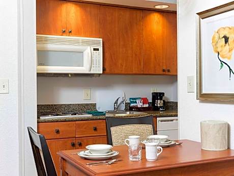 1 Queen Hearing Accessible Tub Studio Nosmok