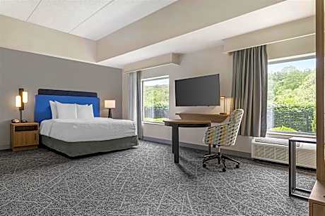 1 King Suite Mobility/Hearing Acc Ri Shwr Ns