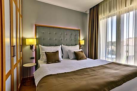 One-Bedroom Apartment with Sea View