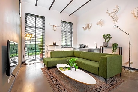 Apartment with shower in coach house 2-6p.