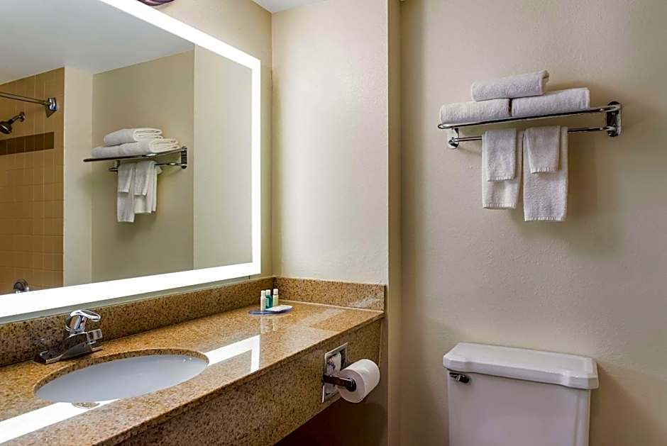 Quality Suites Milwaukee Airport