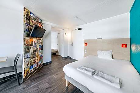 Accessible standard Room with One Double Bed and One Single Bed