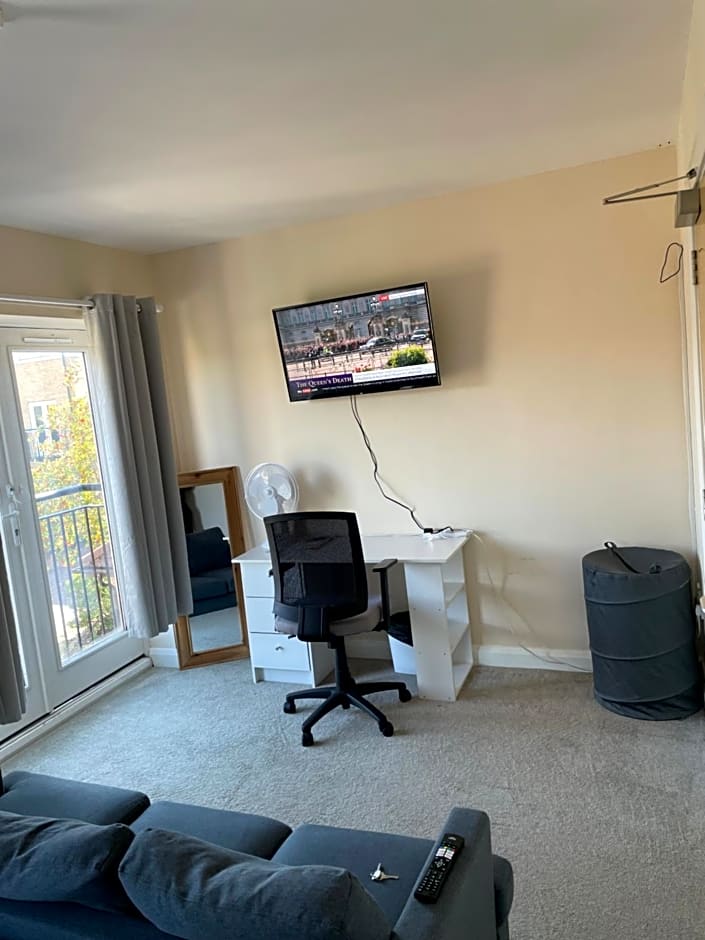 Private Rooms In A Cheerful 4-Bedroom Town House