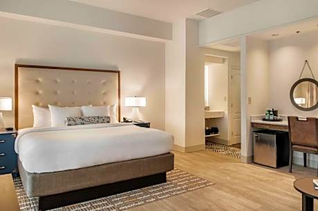 King Room with Balcony - Non-Smoking
