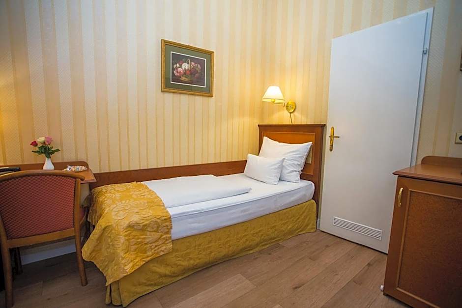 Pension Opera Suites I Self Check In I AC in all rooms