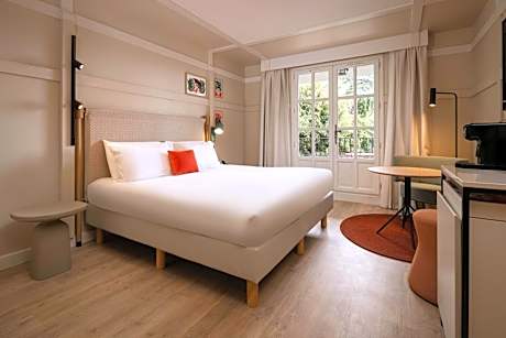 Deluxe Double Room with Balcony and Garden View