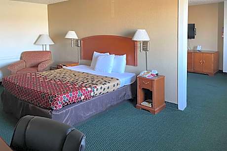 1 King Bed, Suite, Nonsmoking