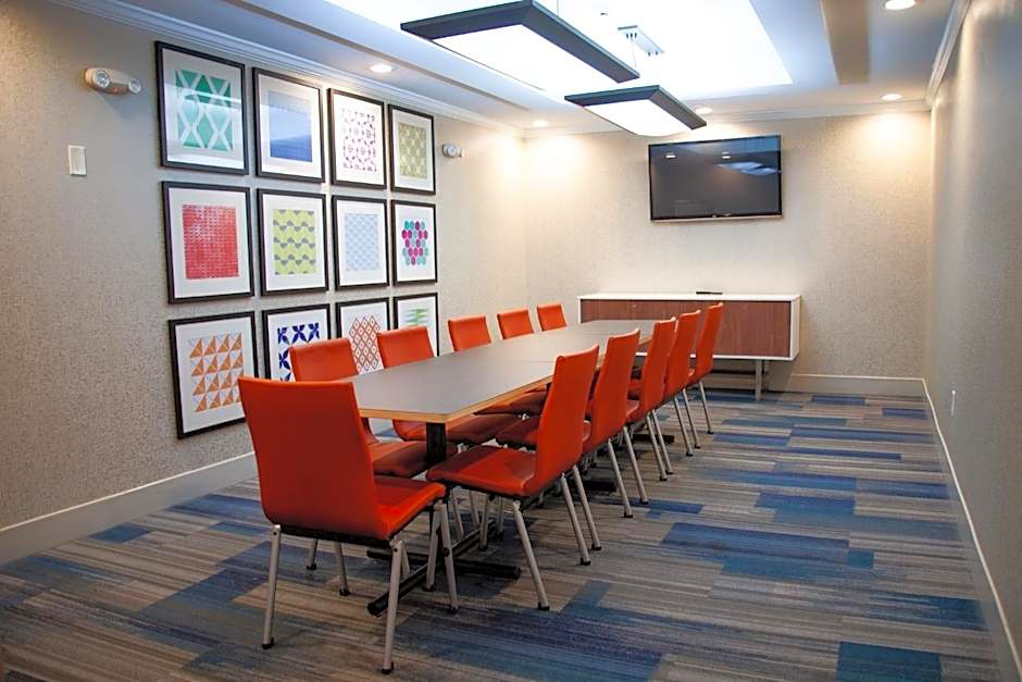 Holiday Inn Express & Suites Overland Park By IHG