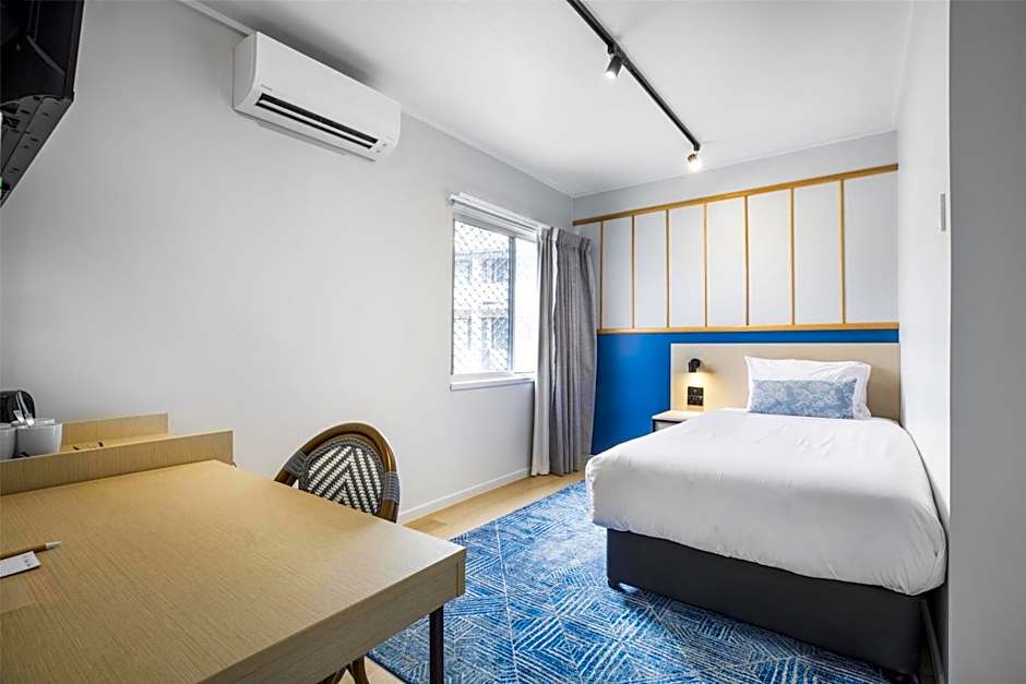 Nightcap at Queens Beach Hotel