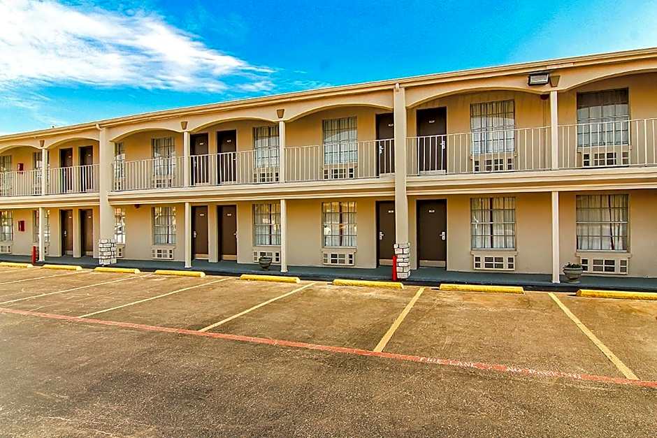 Days Inn by Wyndham Market Center Dallas
