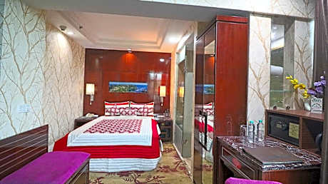 Deluxe Room with Jacuzzi Tub with 15 min head or foot massage ,2hrs conference meeting room , free night club !(subject to availability)