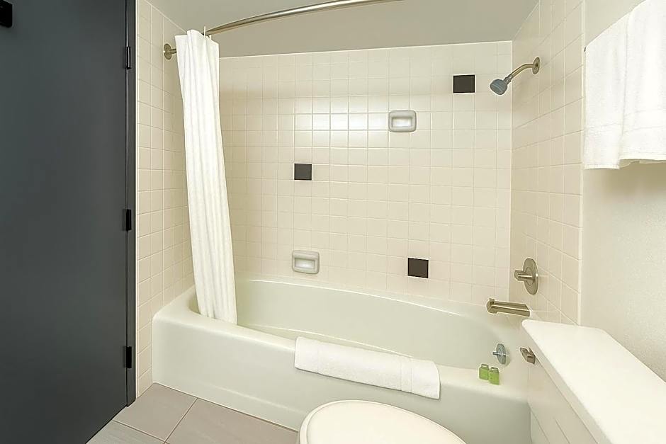 Oyster Bay Inn & Suites