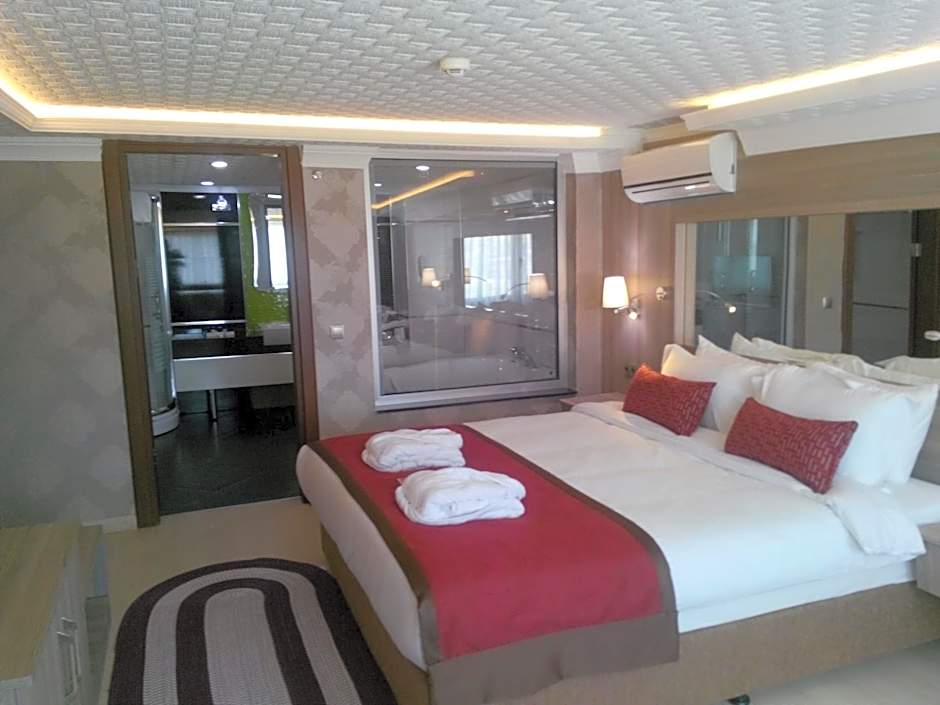 Photo 1 of 5 of 1 King Bed Suite, Hot Tub