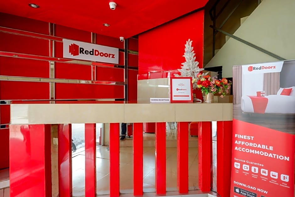 RedDoorz near Kendari Beach 2