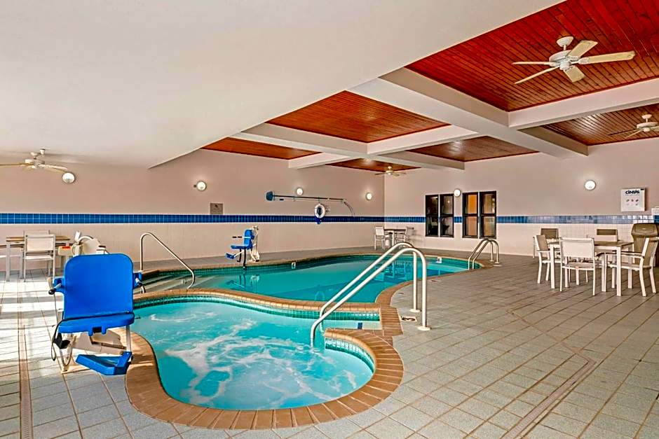 Country Inn & Suites by Radisson, West Bend, WI