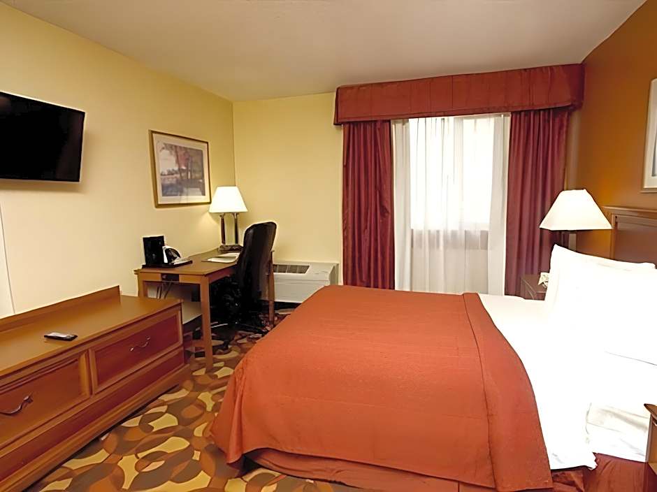 Quality Inn & Suites Kansas City I-435n Near Sports Complex