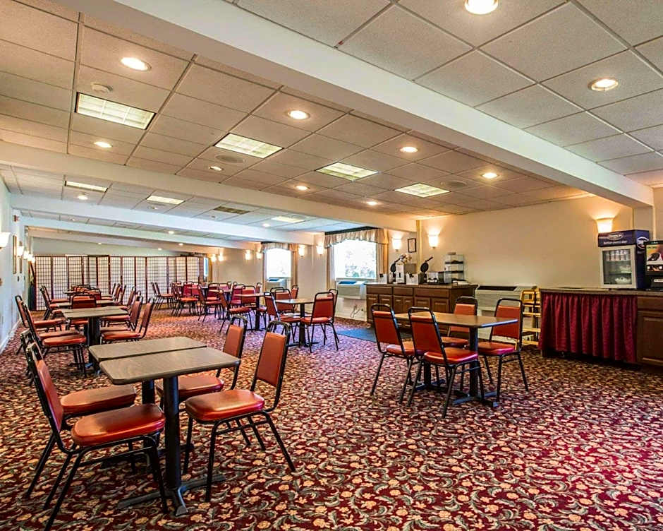 Clarion Inn & Suites At The Outlets Of Lake George