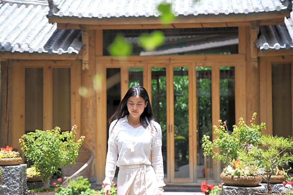 Arro Khampa by Zinc Journey Lijiang