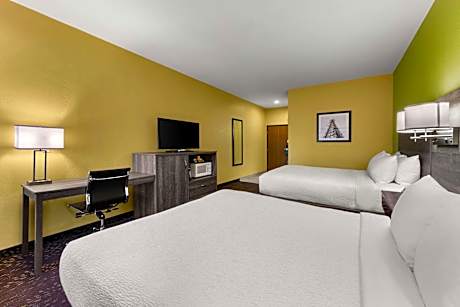 Quadruple Room with Two Queen Beds and Roll-In Shower - Disability Access/Non Smoking