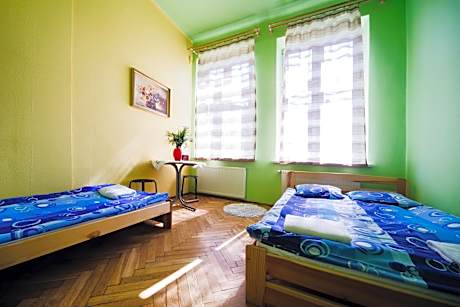 Basic Triple Room with Shared Bathroom