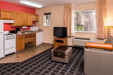 Suite, 2 Bedrooms, Accessible, Non Smoking (Mobility & Hearing w/ Transfer Shower) (2 Double Beds)
