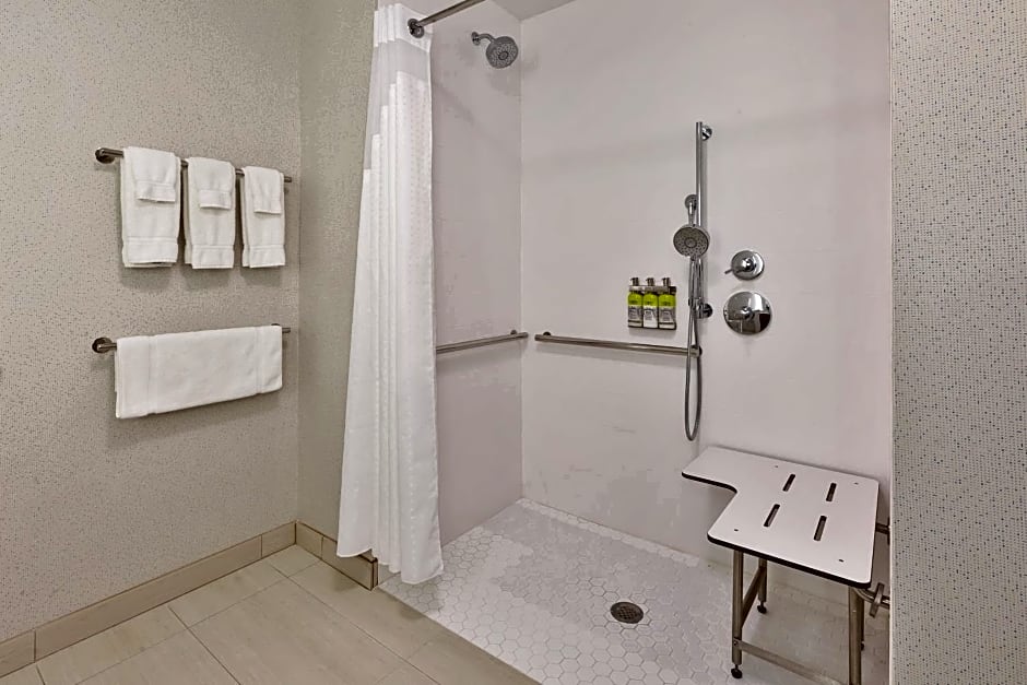 Holiday Inn Express & Suites Milan - Sandusky Area By IHG
