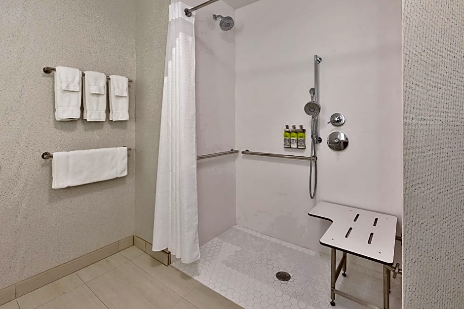 Holiday Inn Express & Suites Milan - Sandusky Area