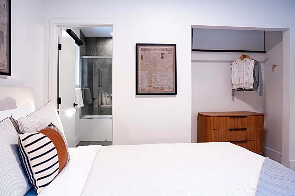 Snow & Swing Getaway - Three Bedrooms with Hot Tub (Stay Revy)