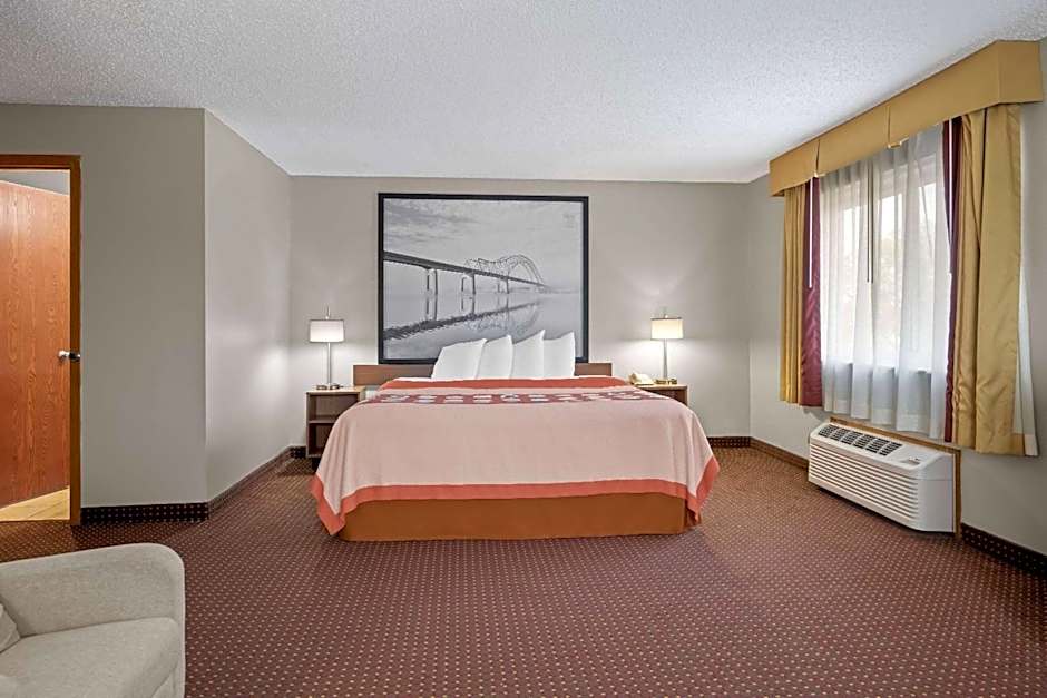 Super 8 by Wyndham Waverly