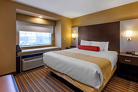 Suite-1 King 1 Queen Non-Smoking Sofabed Full Kitchen Full Breakfast