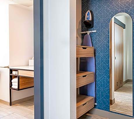 King Room with Roll-In Shower - Mobility Access