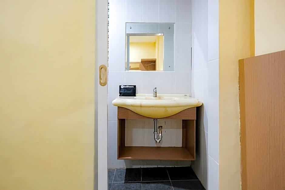 RedDoorz at Hotel Mayang Sari 1