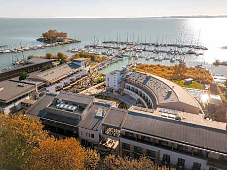 Hotel Golden Lake Resort