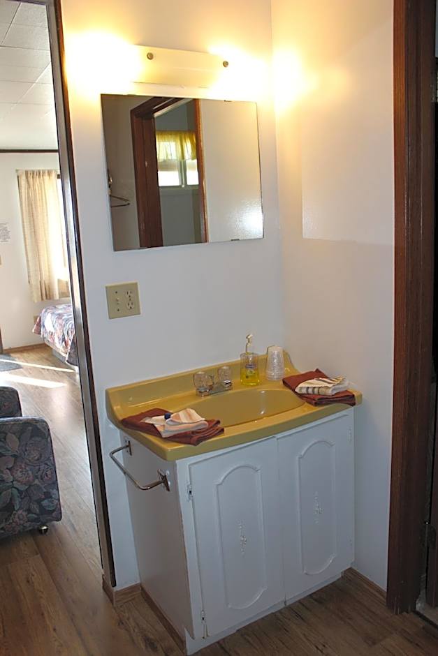 Raval Paradise Motel and RV Park