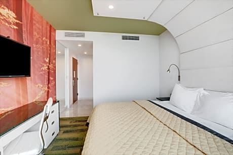 Premium King Room with Roll-in Shower - Mobility/Hearing Accessible - Non-Smoking