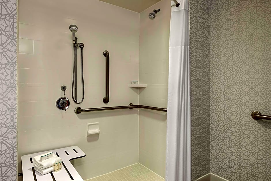 Photo 1 of 4 of 2 Queen Beds, Mobility Accessible, Bathtub