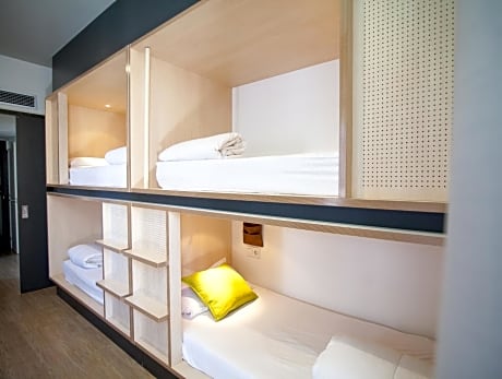 Private room for 8 people with private bathroom - 4 bulk beds - bathroom - bath and shower