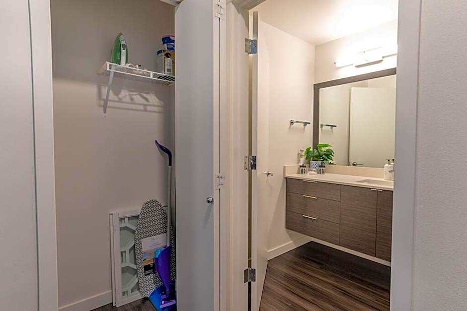 Paid Garage Parking- King Bed-balcony Wd 55" Tv