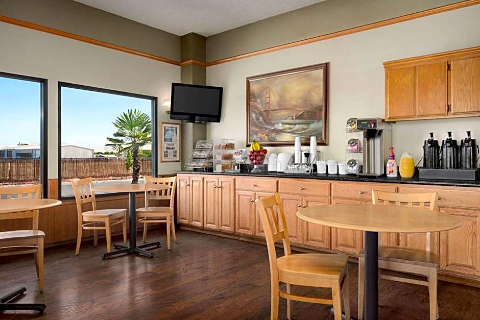Super 8 by Wyndham Lindsay Olive Tree