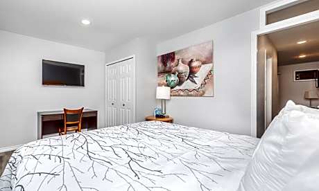 King Suite with Pool View