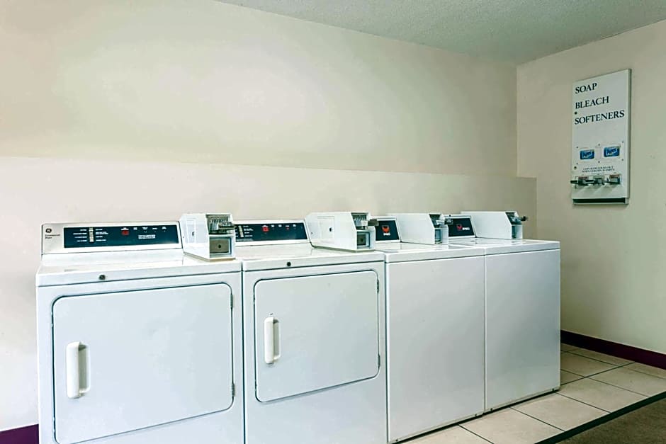 Days Inn & Suites by Wyndham Lexington