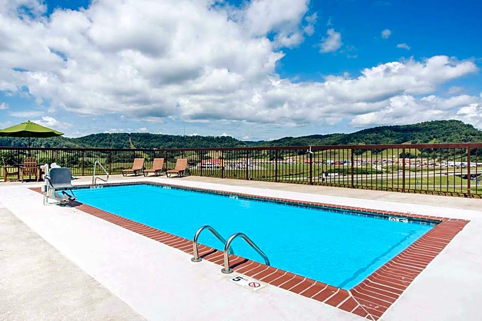 Days Inn & Suites by Wyndham Sutton Flatwoods